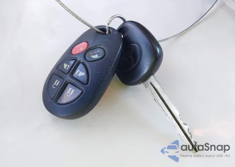 2011 Toyota Sienna Xle z USA, uszkodzony, nr VIN 5TDDK3DC5BS009990